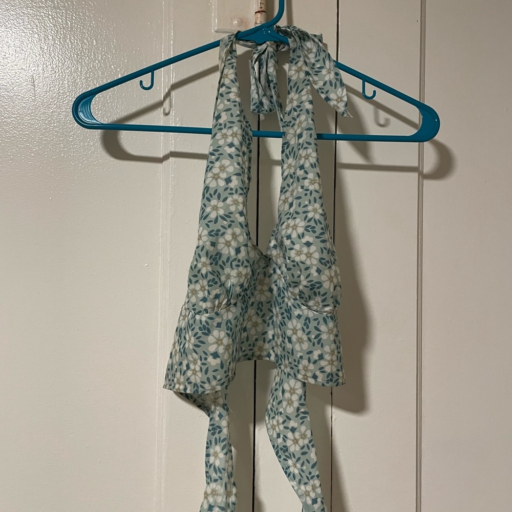 VRG GIRL: floral halter crop top